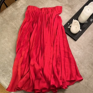 Kjol - Lång kjol, plisserad 