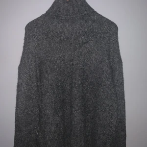 Stickad tröja  - Stickad tröja från hm😸 Använd men hel, Köparen står för frakt 😇