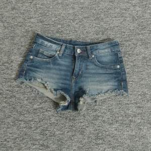 Ett par korta jeanshorts som är Köpta på HM. Ser kortare ut än vad de är men skickar bild om man vill se. 