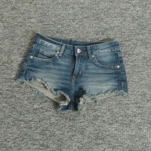 Jeansshorts - Ett par korta jeanshorts som är Köpta på HM. Ser kortare ut än vad de är men skickar bild om man vill se. 