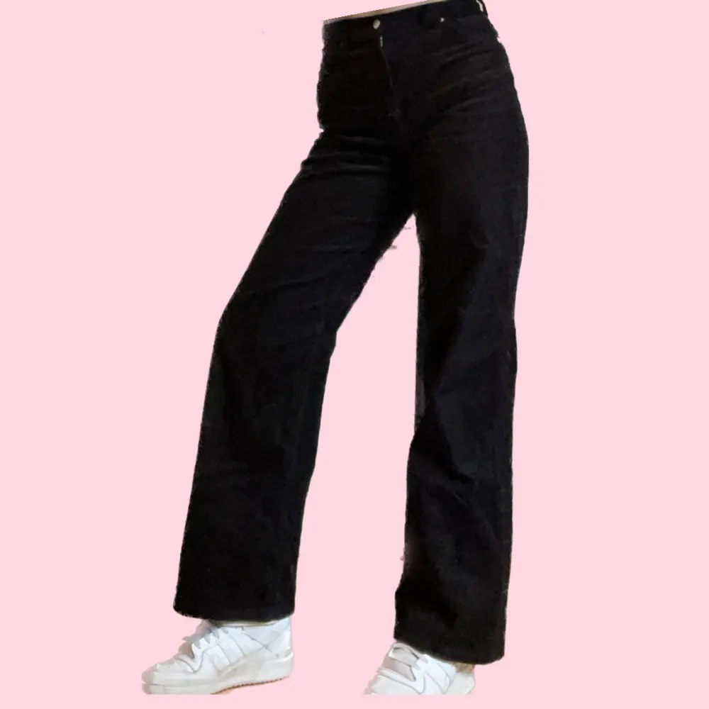 Svarta sköna manchesterbyxor! Aldrig använda. Jag är ca 168 cm🖤. Jeans & Byxor.