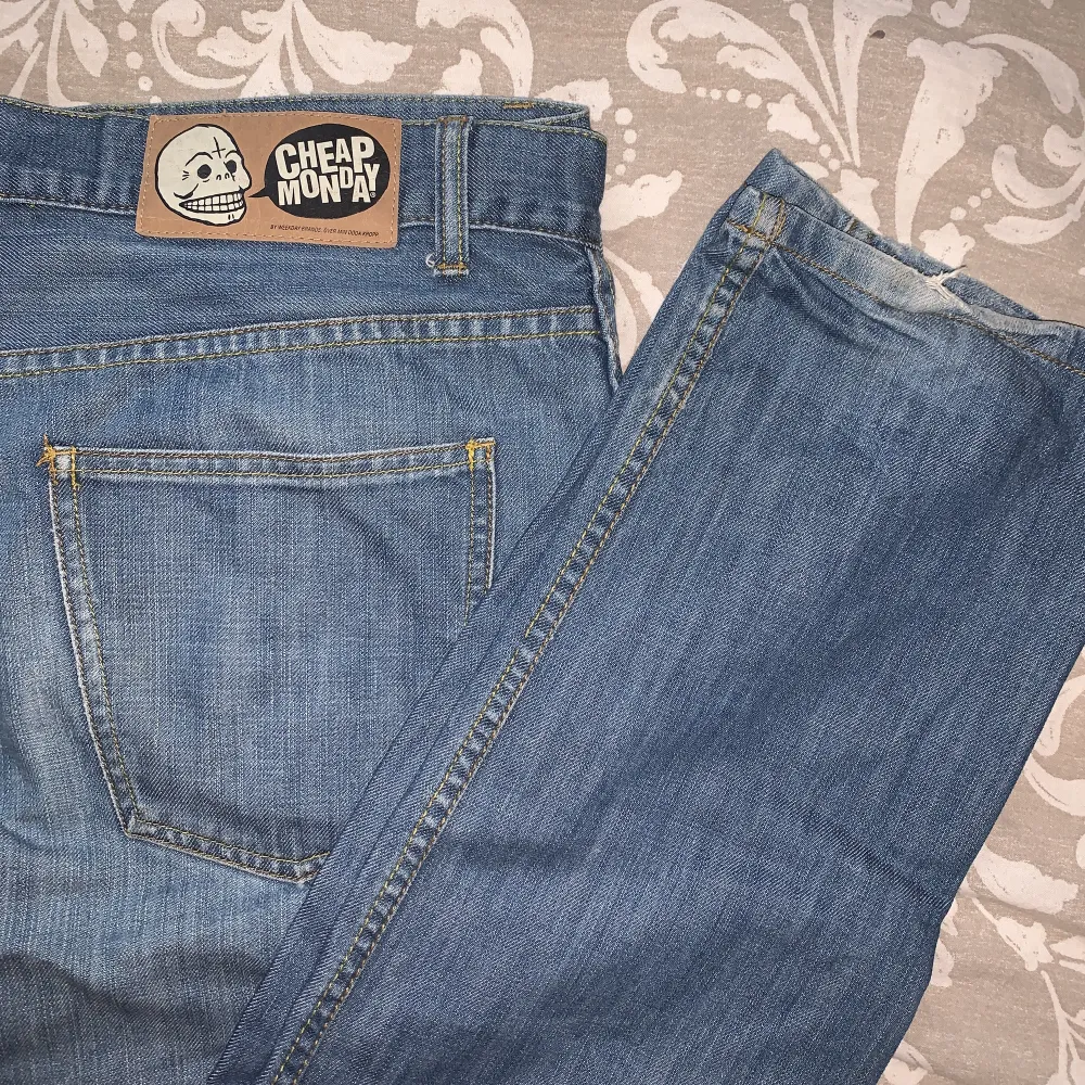 Säljer mina jeans ifrån cheap monday i storlek 31/34. Midjan är medelhög och dem är raka i benen. Skriv för fler bilder❤️. Jeans & Byxor.