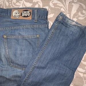 Cheap Monday Jeans - Säljer mina jeans ifrån cheap monday i storlek 31/34. Midjan är medelhög och dem är raka i benen. Skriv för fler bilder❤️