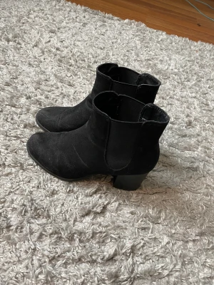 Klackar /stövletter  - Klackar med ”mocka” som tyvärr inte kommer till användning längre. Använda en del men fortfarande fint skick. 