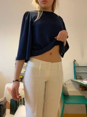 Lågmidjade kostymbyxor  - Inte säker på om jag vill sälja då jag gillar dom väldigt mycket. Jätte fina lågmidjade vita kostymbyxor