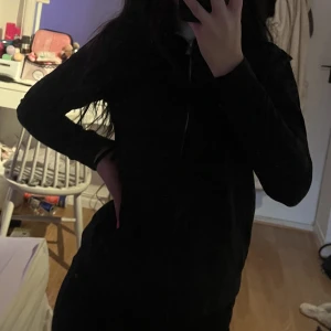 Hoodie me dragkedja  - Hej! Säljer nu min hoodie me dragkedja för att den kommer inte till användning, använd fåtal gånger. Säljer den för 80kr eller bud, köparen står för frakten❤️