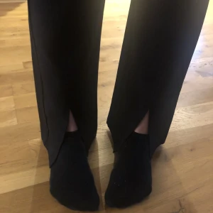 Kostymbyxor  - Kostymbyxor från pieces med slitning längst ner, supersköna och går att matcha med allt. Hör gärna av dig om du är intresserad så skickar jag fler bilder! 100 kr 