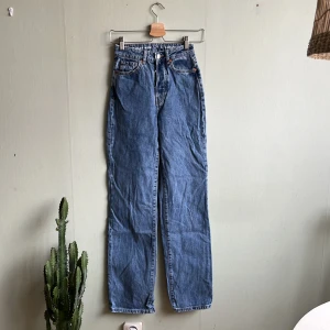 Never denim jeans  - Blå jeans. Ganska små i modellen. Oanvända.