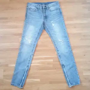 Blåa Fear of god liknande jeans av LA Brandet MNML. Helt nytt skick 10/10! Storlek 29!  Kolla in vår sida för fler unika plagg! Samfraktar gärna