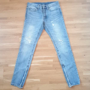 NYA Blåa MNML Jeans fog - Blåa Fear of god liknande jeans av LA Brandet MNML. Helt nytt skick 10/10! Storlek 29!  Kolla in vår sida för fler unika plagg! Samfraktar gärna