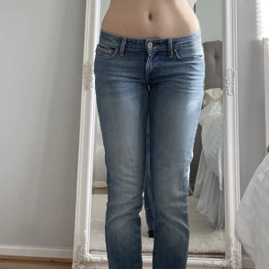 Lågmidjade Levi’s jeans - Finaste Levis jeansen!❣️ lågmidjade och ganska skinny i modellen. Jättefin passform och skick! Storlek 25x34 och passar bra på mig som vanligtvis har S. 