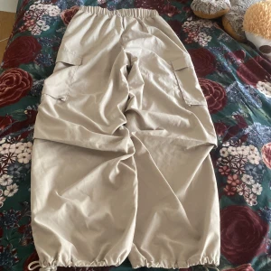 Parachute Pants - Hej💕 Nu säljer jag min beige färg parachute pants✨ Som sagt jag säljer bara de kläder jag knappt använder och kläder som inte passar mig längre🍓