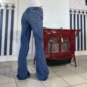 Låga vintage jeans i bootcut💗 midja 82cm & Innerben 86💗 som nya