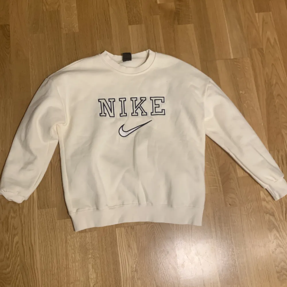 Säljer denna Nike tröjan eftersom den inte kommer till användning,   Skicket är nästan som ny Finns inga fläckar  Storlek M . Hoodies.