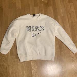 Säljer denna Nike tröjan eftersom den inte kommer till användning,   Skicket är nästan som ny Finns inga fläckar  Storlek M 