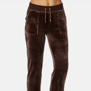 Juicy Couture - Säljer mina juicy couture byxor! Jättefina verkligen men har aldrig tyckt om mjukisbyxor överlag på mig själv. Därför är de även bara använda ett par fåtal ggr! Såklart kan även mer bilder skickas vid intresse😊