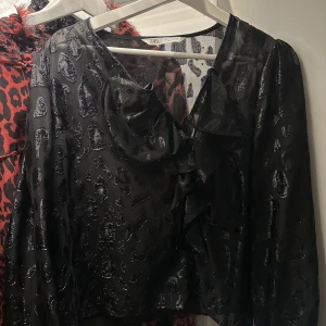 Blus  - Svart leopard blus :) 