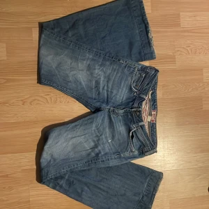 Lågmidjade bootcut jeans  - Jeans i ok skick från & the flary 