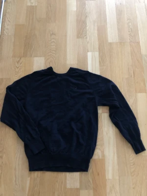 Stickad blå tröja - Säljer min stickade blå tröja från boomerang. 100% merinoull. Storlek M sitter som S-M Kan gå ner i pris vid snabb affär. Köparen står för frakt!