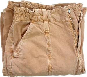 Cargobyxor  - Oanvända cargobyxor från pull & bear i strlk M/L. Midwaist och passar en M bra.  