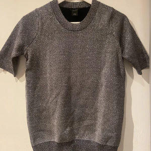 Glittrig topp - Kortärmad glittrig topp. 