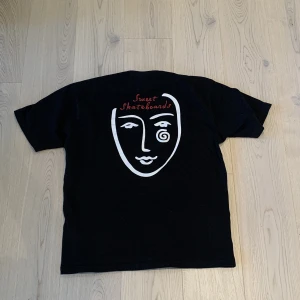Svart T-shirt från sweet skateboards - Svart tisha i storlek Medium, boxig passform, skriv för fler bilder.  Skick: använd ca 10 gånger och väl omhändertagen. Köpt från junkyard 2022. Köpare betalar frakt.
