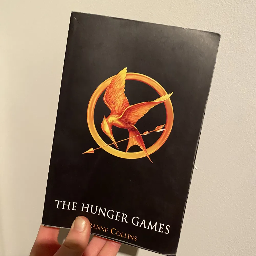 The Hunger Games av Suzanne Collins, skriven på engelska. Säljer pga rensning i bokhyllan. Använt skick, därav det billigare priset.. Övrigt.