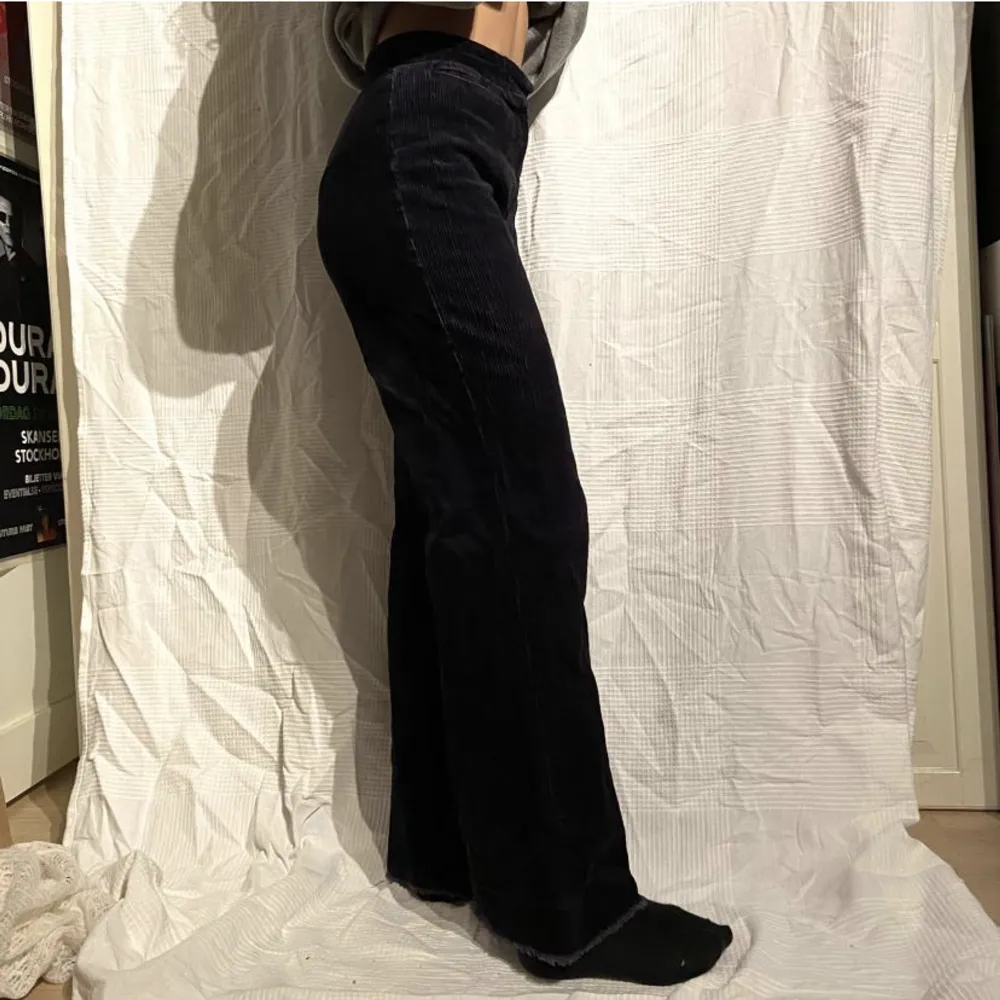 Jättefina mörkblå manchester byxor, midjemått 33cm, innerbenslängd 77cm🤎 Köp nu är på!. Jeans & Byxor.