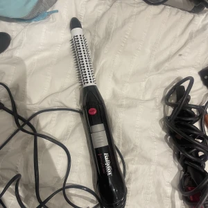 Värmeborste  - Varmluftsborste ifrån babyliss, liten tång och lik björn axens boeste i smalare form ifrån babyliss
