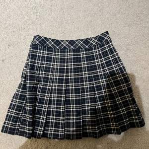 ”Skol” kjol från H&M. Storlek s/36. Köparen står för frakt.