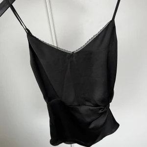 Zara topp - Så fin oandvänd topp från Zara. Nypris, 299kr. Så fin, skriv för flera bilder!