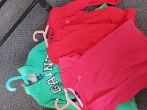Äkta Gant st 134/140 - 3 st äkta Gant tröjer st 134/140. Alla tre är i fint skick inga fläckar eller hål. Pris 150 kr 