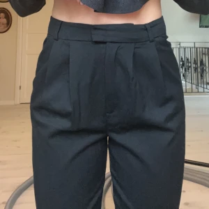 Kostymbyxor  - Fina kostymbyxor, använt dom en gång, tycker dom är supersnygga men är lite för korta för min smak därav använder jag de aldrig :( jag är 172cm och benen slutar precis över mina fötter. Köparen står för frakt! 