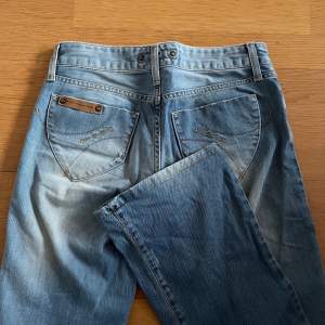 ljusblåa lågmidjade bootcut jeans! säljer då de är för små för mig :/ midjemåttet är 74cm och innerbenslängden är 80cm! 