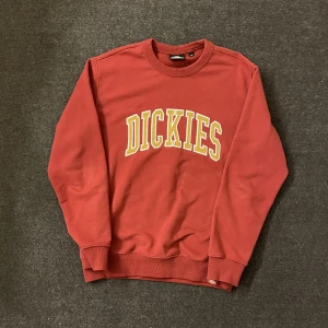 Röd Dickies sweatshirt - Använd ett par gången men i väldigt bra skick