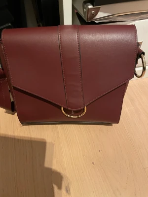 Väska - 25x25 Som ny Snygg stel axelremsväska 