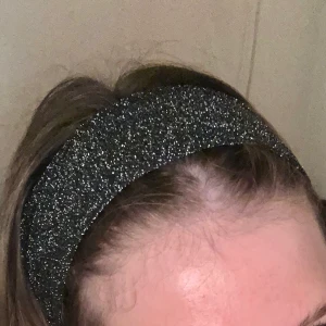 GLITTRIGT HÅRBAND - Egensytt glittrigt hårband som är perfekt för att addera det lilla extra till en outfit! Resornas är insytt så det passar alla!🫶🏼