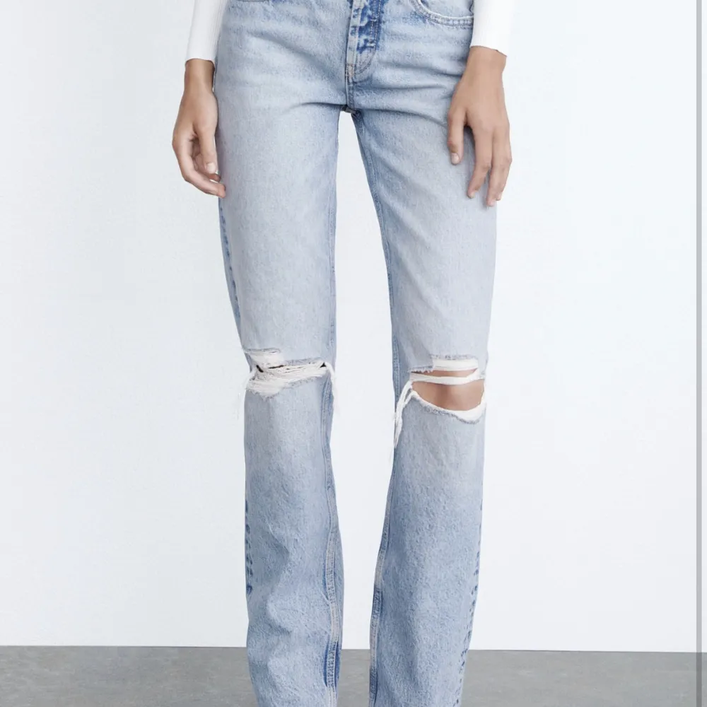 Zara jeans 100+frakt säljs då dom inte kommer till användning skriv privat för egna bilder. Jeans & Byxor.