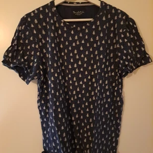 Bondelid T-shirt  - Marinblå T-shirt med julgranar från Bondelid, stl L