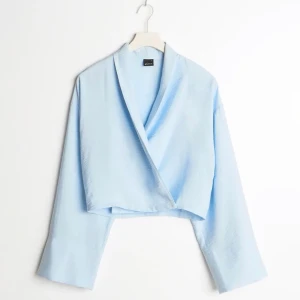 Babyblå blus, perfekt skick! - Oanvänd och perfekt skick! Fin som kofta men även som blus 