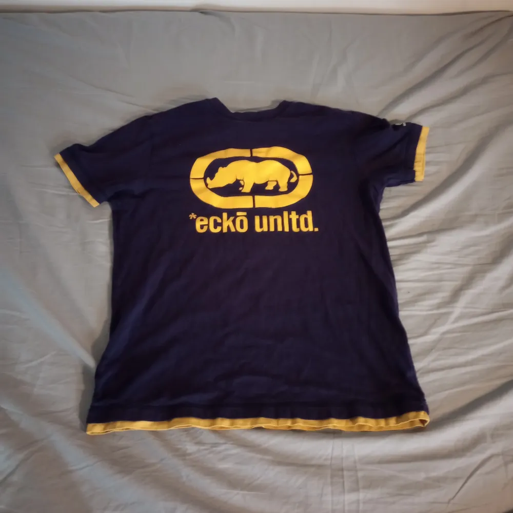 Lilla gul ecko/eckö t-shirt  . T-shirts.