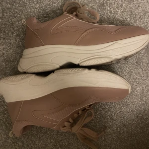 Sneakers💕💕 - Såå fina sneakers som aldrig kommer till användning. Köpta på primark i london💜 Storlek 38 men passar även 39.