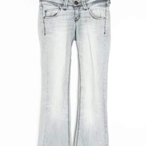 Säljer dessa underbara jeans från lee