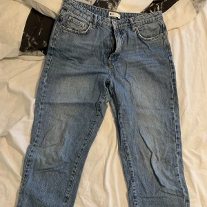 Jeans - Momjeans från Gina tricot i storlek 42, säljer då de inte kommer till användning. Använda men inte slitna. Frakt tillkommer.