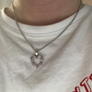 Handgjort halsband  - @bladhsmycken på Instagram 