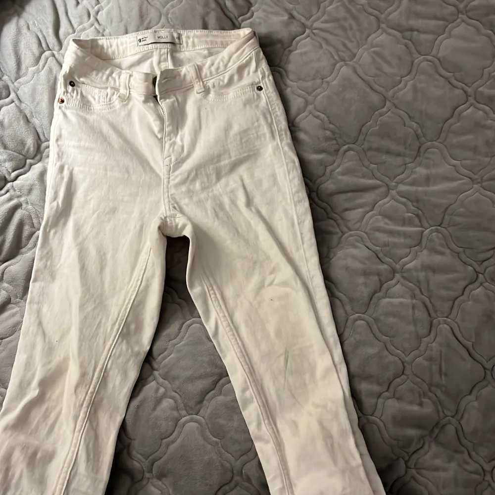 Ett par vita tajta skinny jeans i storleken XS. Jeans & Byxor.