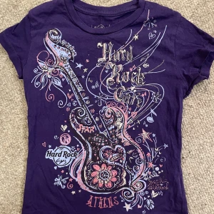 Hard Rock cafe t-shirt - Super söt men kommer ej till användning. Det är en egentligen en barn t-shirt tror jag så väldigt liten!!!