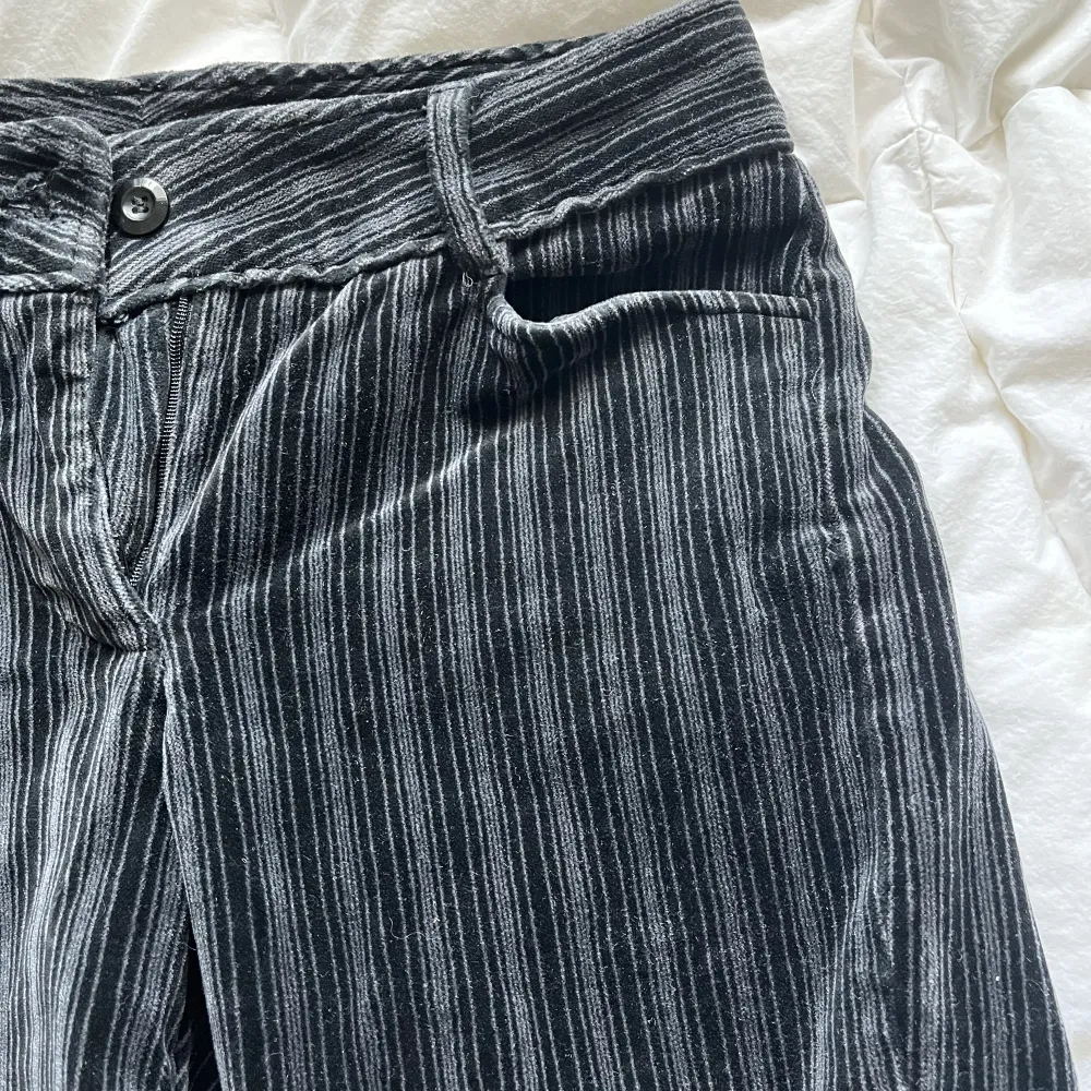 Jättesnygga mörkblå manchesterbyxor som tyvärr är lite små för mig😕Köpte dom här på plick 200+frakt!🫶🏼🫶🏼. Jeans & Byxor.