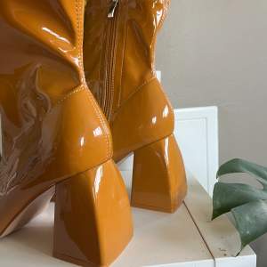 Stövlar med klack i en brun/orange färg