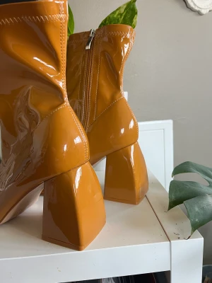 Stövlar med klack - Stövlar med klack i en brun/orange färg